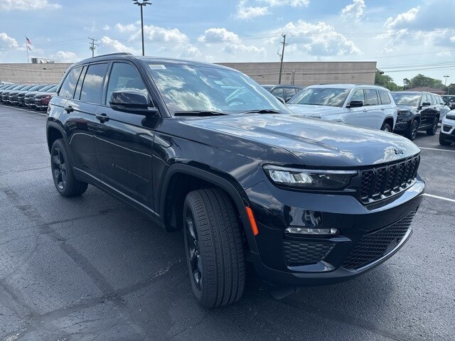 2025 Jeep Grand Cherokee Limited photo 3