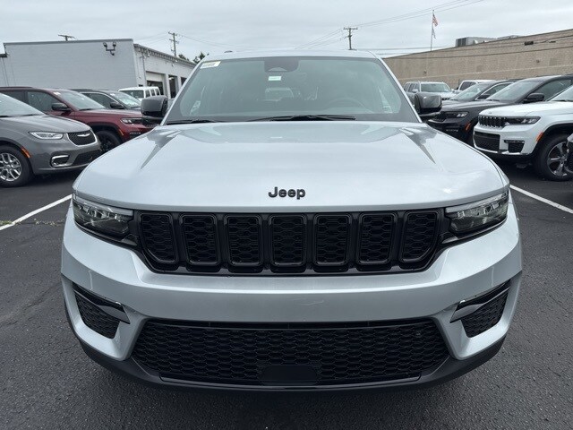 2025 Jeep Grand Cherokee Limited photo 2
