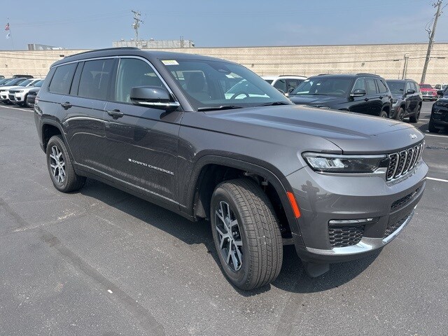 2025 Jeep Grand Cherokee Limited photo 3