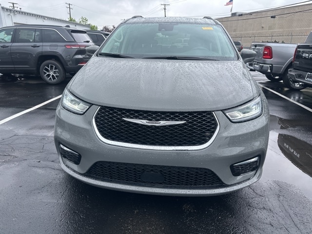 Used 2022 Chrysler Pacifica Touring L with VIN 2C4RC3BGXNR164539 for sale in Roseville, MI