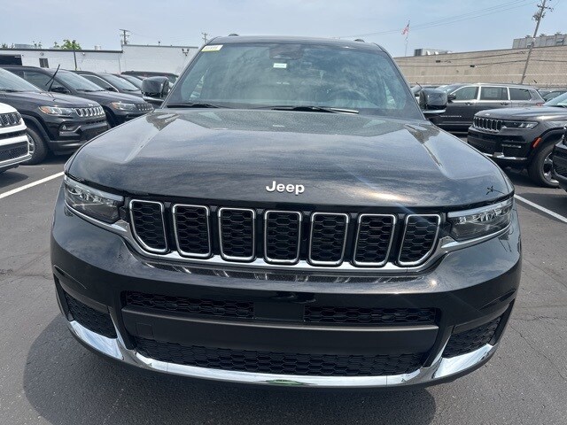 2025 Jeep Grand Cherokee Limited photo 2