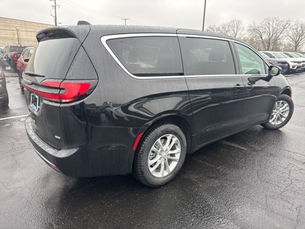 New 2026 Chrysler Pacifica SELECT AWD Passenger Van