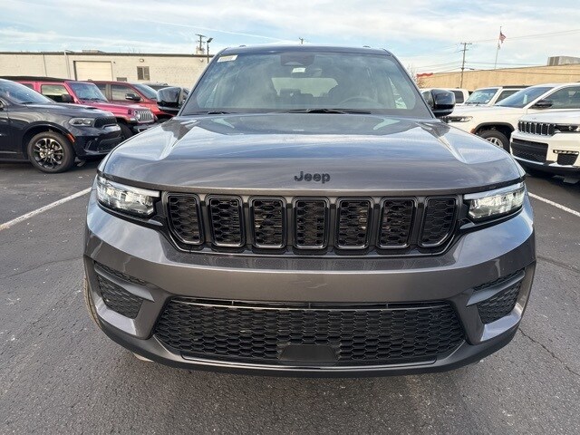 2025 Jeep Grand Cherokee Altitude photo 2