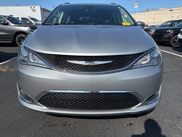 2017 Chrysler Pacifica Touring L photo 2