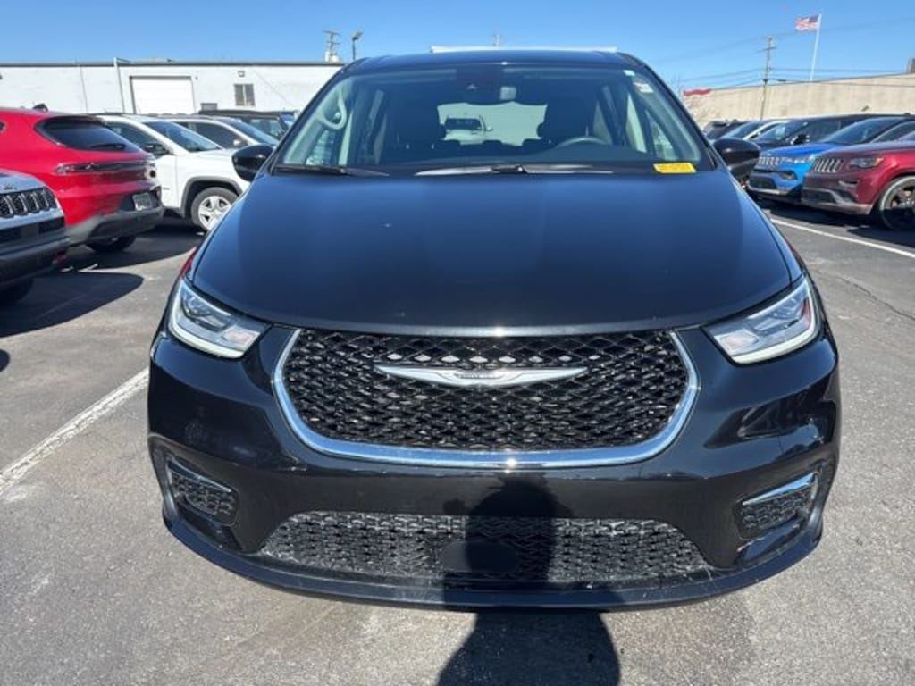 Used 2023 Chrysler Pacifica Touring L Van Passenger Van