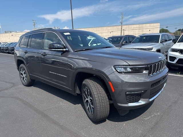 2025 Jeep Grand Cherokee Limited Sport photo 3