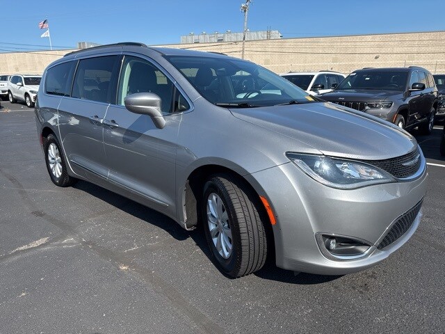 2017 Chrysler Pacifica Touring L photo 3