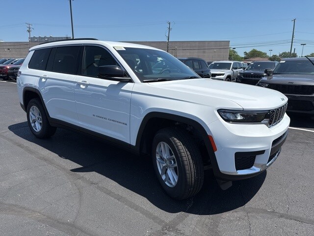 2025 Jeep Grand Cherokee Laredo photo 3