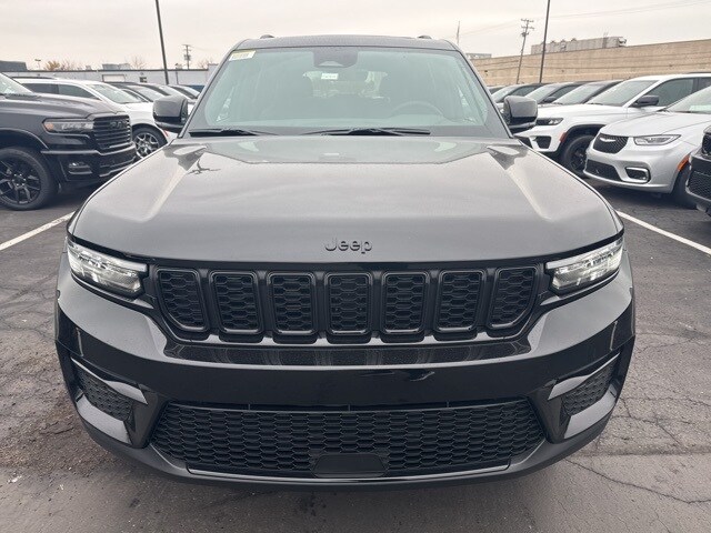 2025 Jeep Grand Cherokee Limited photo 2