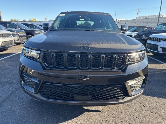 2025 Jeep Grand Cherokee Altitude photo 2