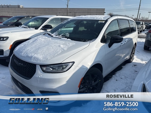 2026 Chrysler Pacifica Select's photo