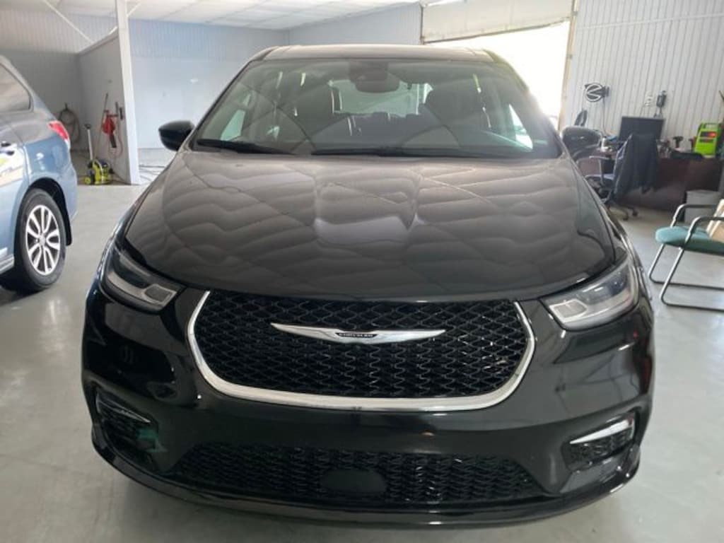 Used 2023 Chrysler Pacifica Touring L Van Passenger Van