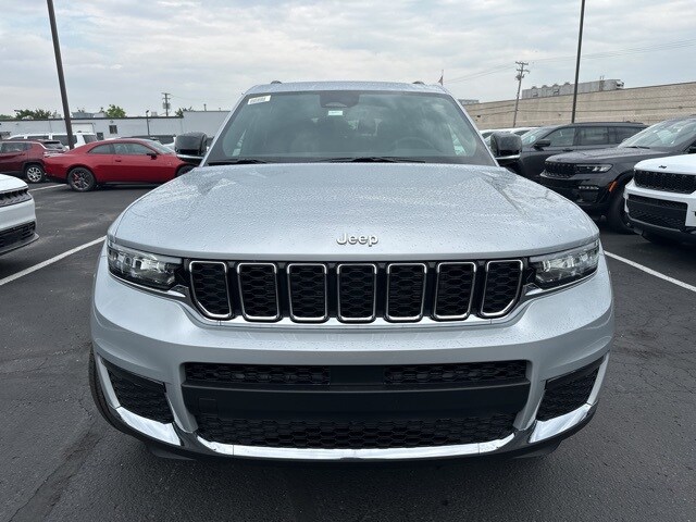 2025 Jeep Grand Cherokee Limited photo 2