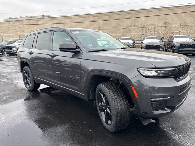 2025 Jeep Grand Cherokee Limited photo 3