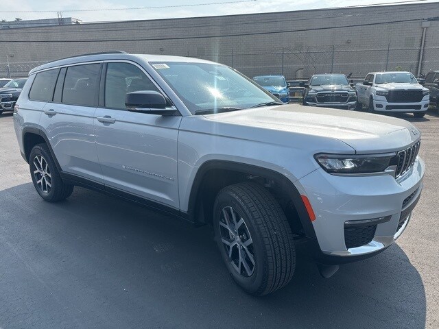 2025 Jeep Grand Cherokee Limited photo 3