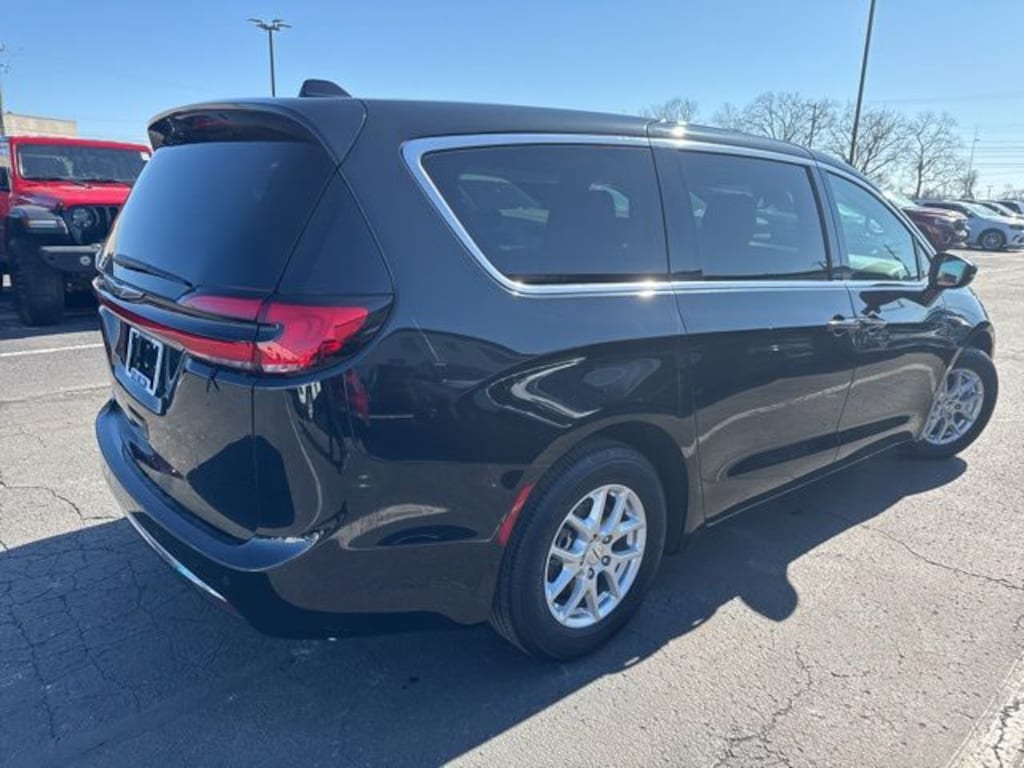 Used 2023 Chrysler Pacifica Touring L Van Passenger Van