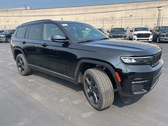 2025 Jeep Grand Cherokee Limited photo 3