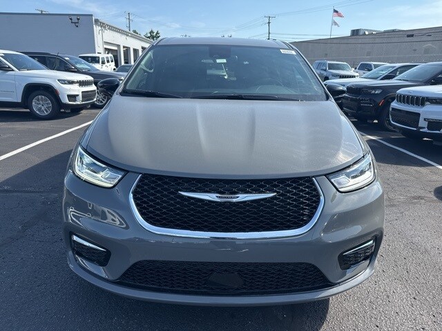 2025 Chrysler Pacifica photo 2