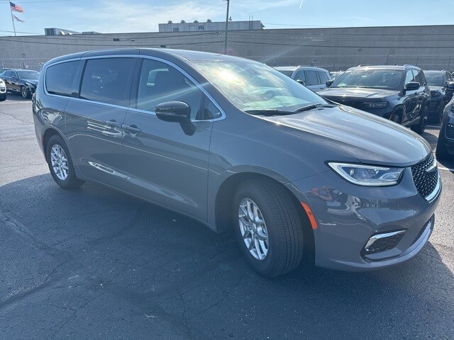 2025 Chrysler Pacifica photo 3