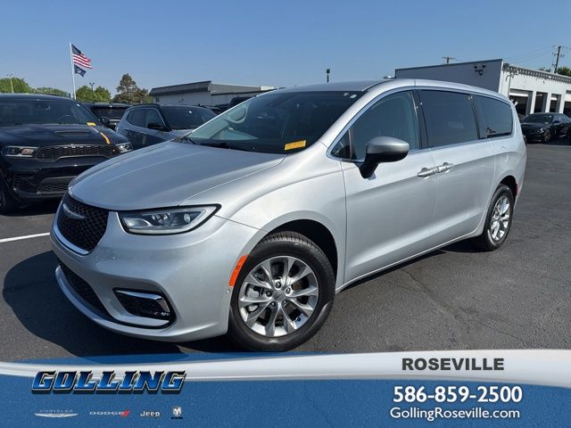 2023 Chrysler Pacifica Touring L AWD's photo