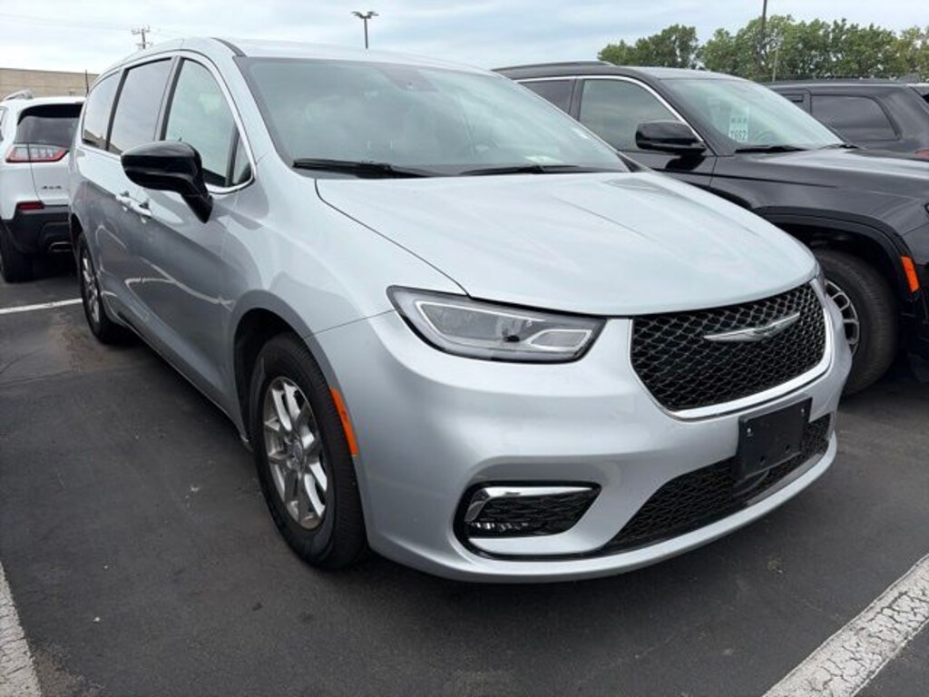 Used 2026 Chrysler Pacifica Select Van Passenger Van