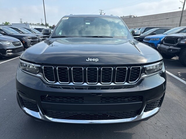 2025 Jeep Grand Cherokee Limited photo 2