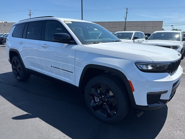 2025 Jeep Grand Cherokee Limited photo 2