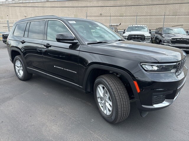 2025 Jeep Grand Cherokee Laredo photo 3