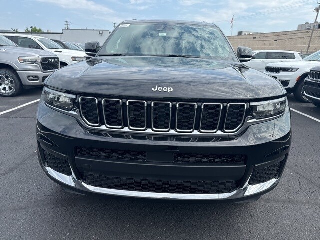 2025 Jeep Grand Cherokee Limited photo 2