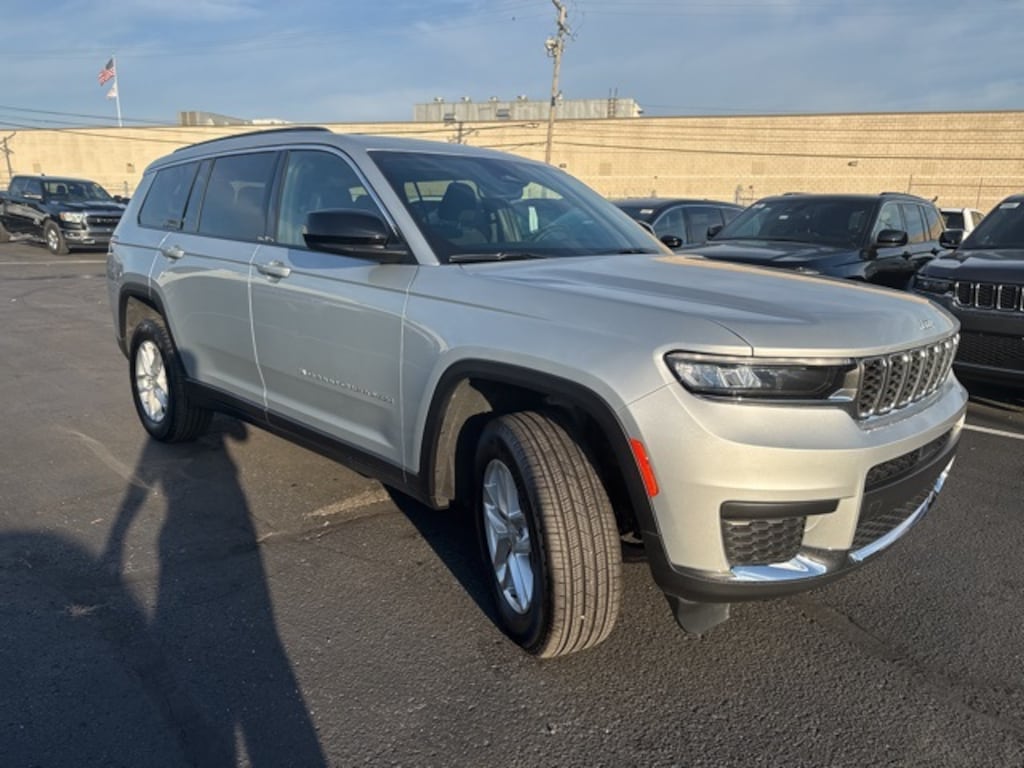 Used 2024 Jeep Grand Cherokee L Laredo SUV