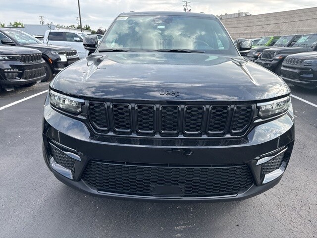 2025 Jeep Grand Cherokee Limited photo 2
