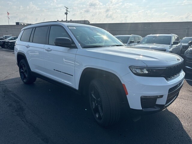 2025 Jeep Grand Cherokee Limited photo 3