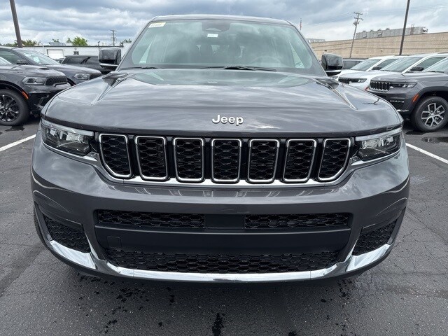 2025 Jeep Grand Cherokee Limited photo 2