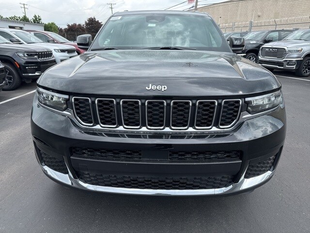 2025 Jeep Grand Cherokee Laredo photo 2