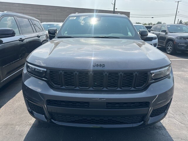 2025 Jeep Grand Cherokee Limited photo 2