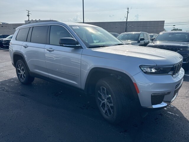 2025 Jeep Grand Cherokee Limited photo 3