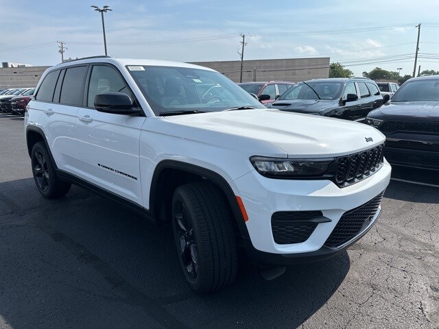 2024 Jeep Grand Cherokee Laredo photo 3