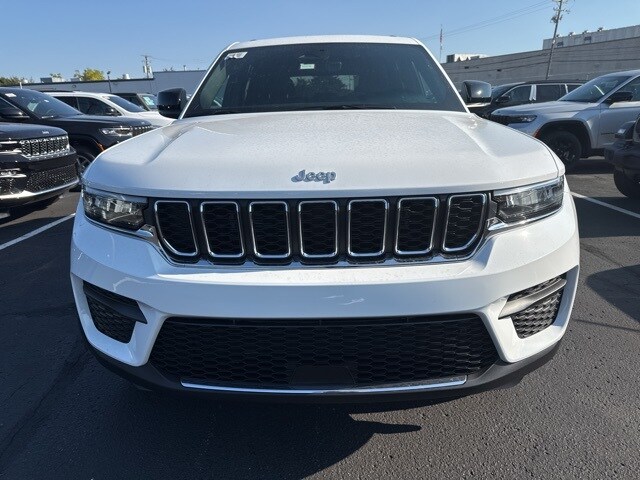 2025 Jeep Grand Cherokee Laredo photo 2