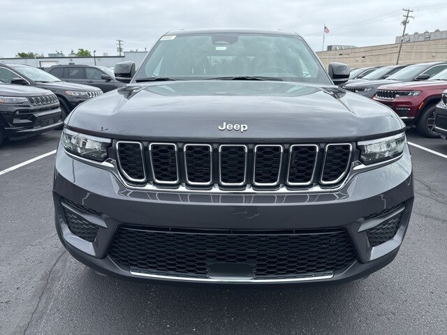 2025 Jeep Grand Cherokee Laredo photo 2