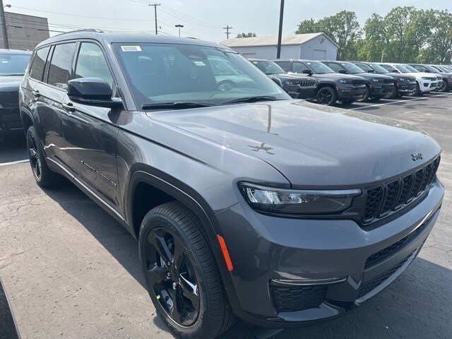 2025 Jeep Grand Cherokee Limited photo 3
