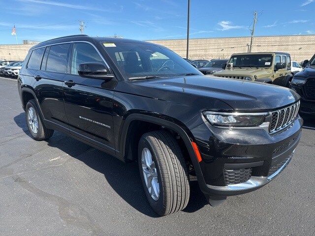 2025 Jeep Grand Cherokee Laredo photo 3