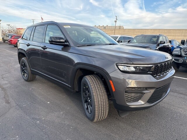 2025 Jeep Grand Cherokee Altitude photo 3