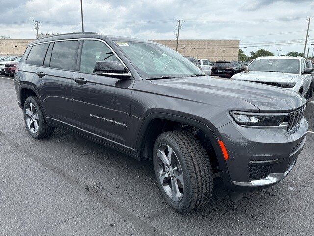 2025 Jeep Grand Cherokee Limited photo 3