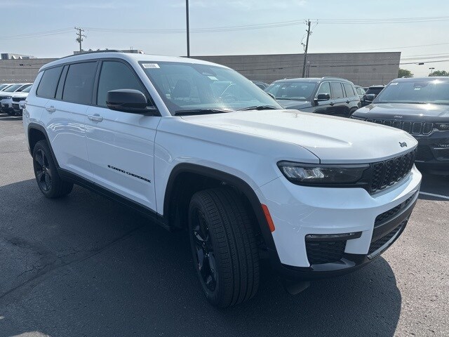 2025 Jeep Grand Cherokee Limited photo 3
