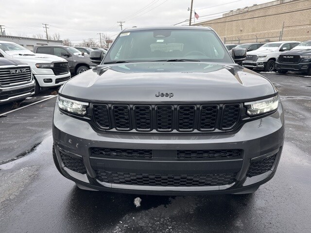 2025 Jeep Grand Cherokee Limited photo 2