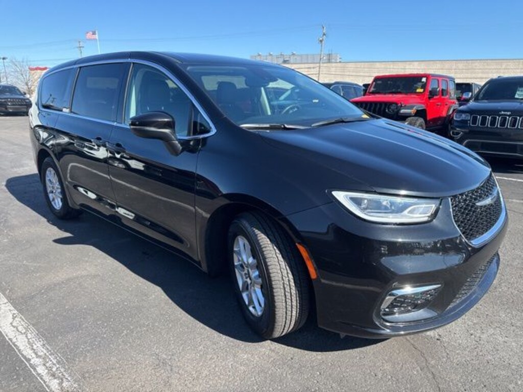 Used 2023 Chrysler Pacifica Touring L Van Passenger Van