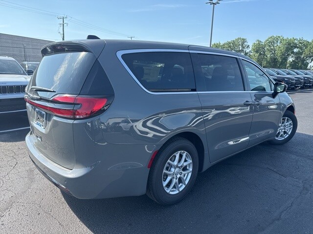 2025 Chrysler Pacifica photo 4