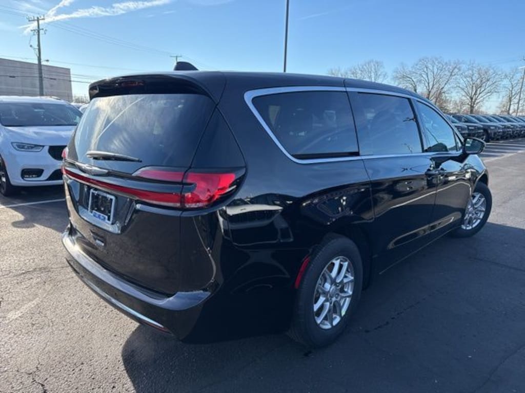 New 2026 Chrysler Pacifica SELECT Passenger Van