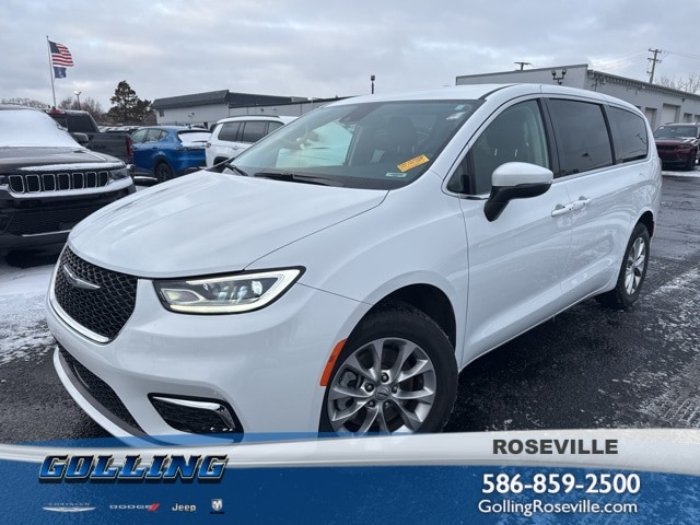 2023 Chrysler Pacifica Touring L's photo