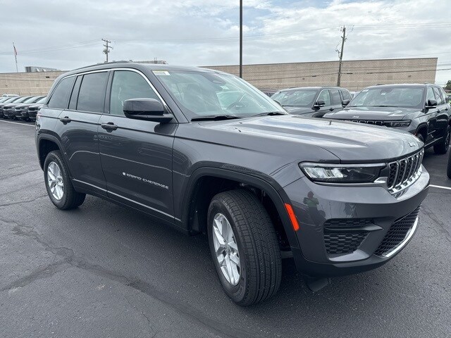 2025 Jeep Grand Cherokee Laredo photo 3